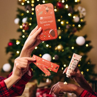 Scrigno - Crema Mani Mandorle e frutti rossi + Limetta unghie Festa